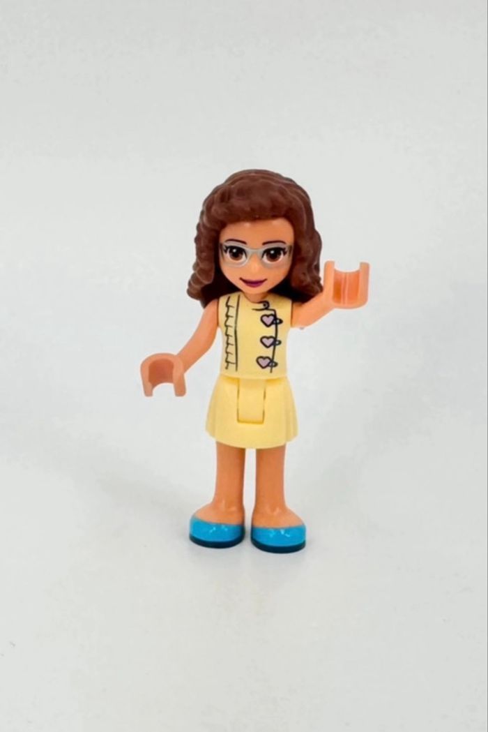Lego Figurines Friends : Olivia en robe jaune aux boutons en forme de Cœurs
