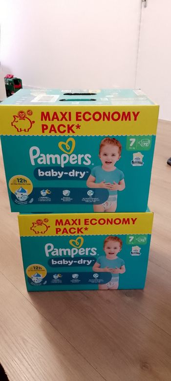 Deux boîtes de couches Pampers taille 7