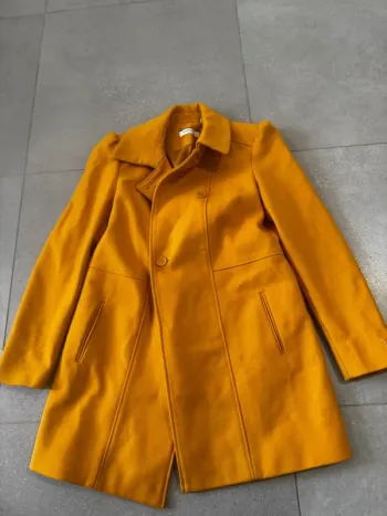 Manteau orange Naf Naf, il ya des traces sur les manches, taille 38