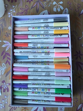 Boite de 84 feutres acryliques