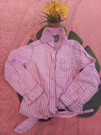 Chemise a carreaux et a noeud très belle neuve