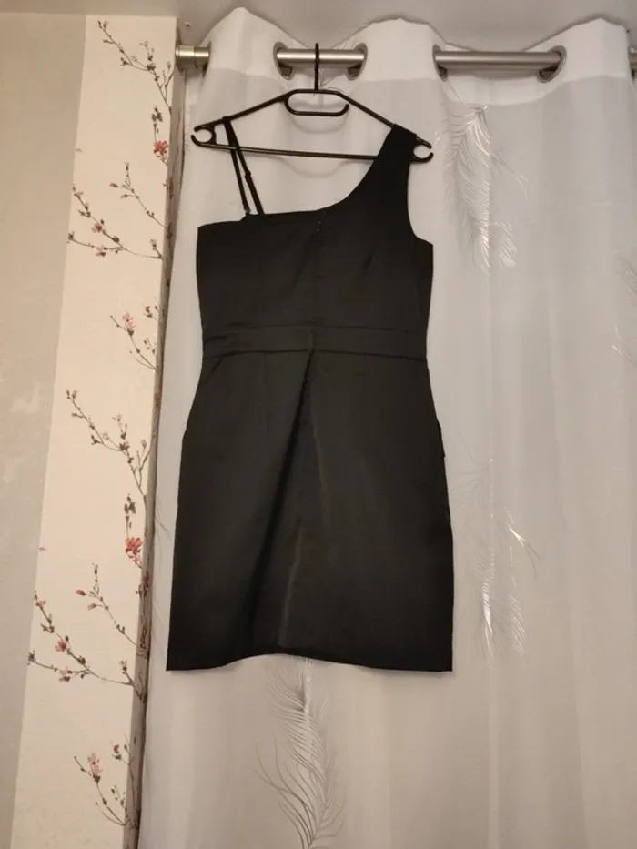 Robe noir avec poches - photo numéro 2