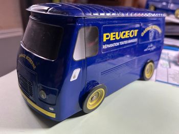 PEUGEOT J7 (boîte métallique)/garage moderne