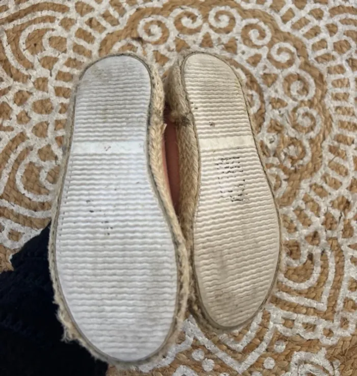Jolie paire de baskets en toile - photo numéro 3