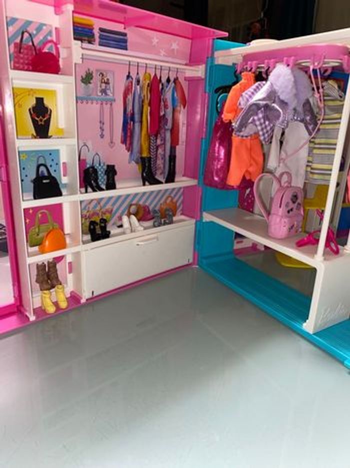 Lot Barbie (dressing,accessoires,poupées,voiture,scooter) - photo numéro 4