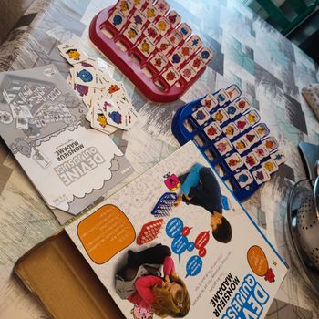 Devine qui je suis ! Monsieur Madame abysmile des 5 ans 2 joueurs quelques cartes un peu abîmé