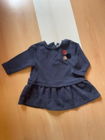 Robe bleu marine avec 3 pompons