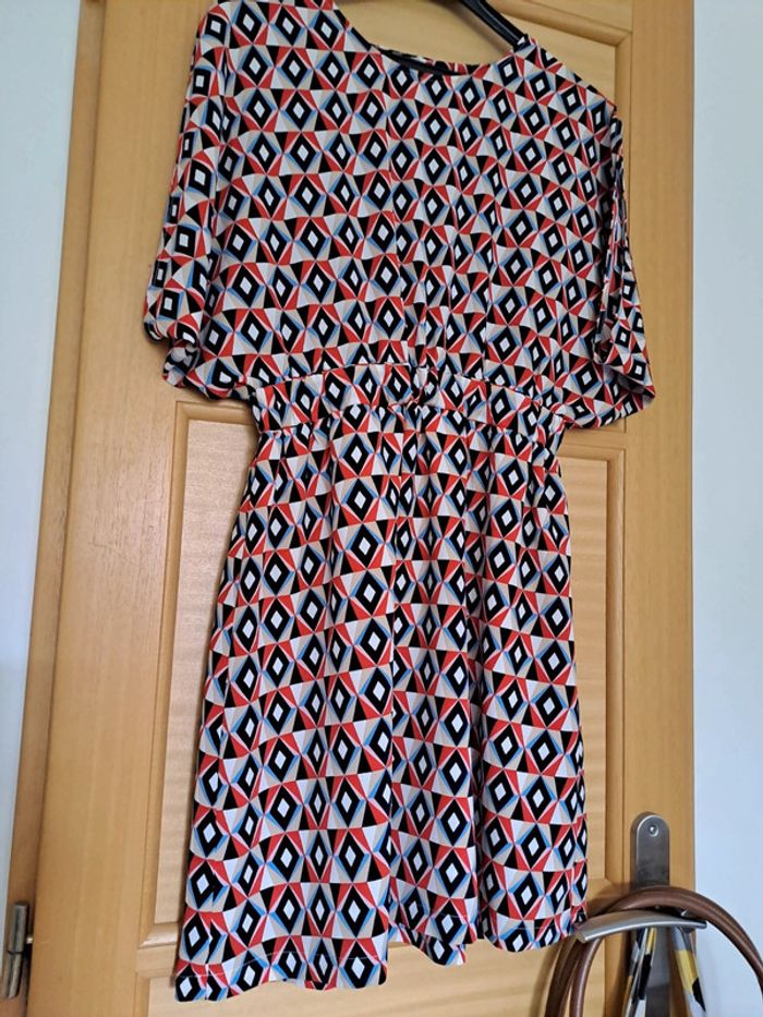Petite robe motifs géométriques avec un très joli dos nu