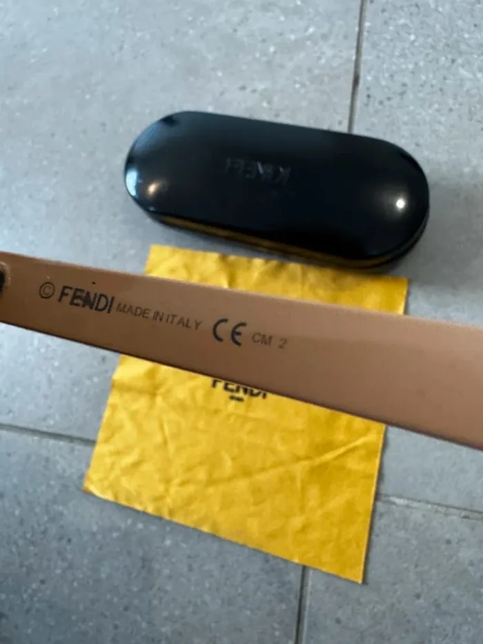 Lunettes de soleil Fendi, ref : FF0086/S, très bon état - photo numéro 4