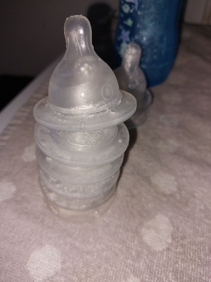 Biberon et tetine - photo numéro 3