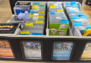 Lot Pokémon + 1000 cartes Reverse et Holo Bloc Écarlate et Violet et Méga Évolutions NEAR MINT