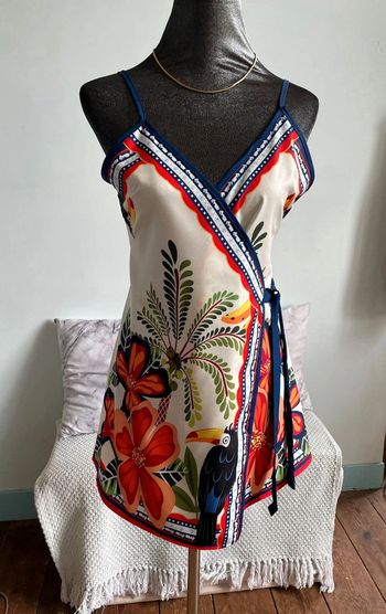 Très jolie robe portefeuille courte.