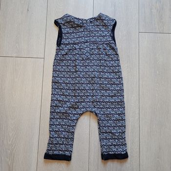 Salopette fluide noir clair, blanc et rouge. Fille 12 mois. Marque Kiabi