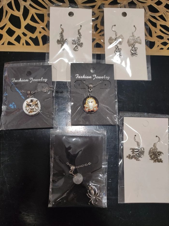 Lot de 6 bijoux neufs thème tête de mort, croix, araignée et dragon