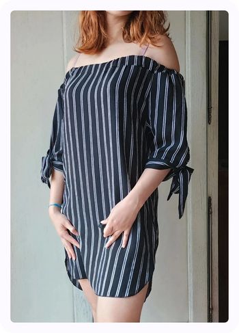 Robe tunique noire rayée épaules dénudées