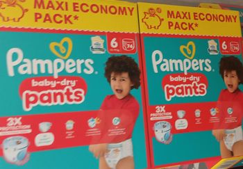 Deux cartons couches pampers T6 pants 