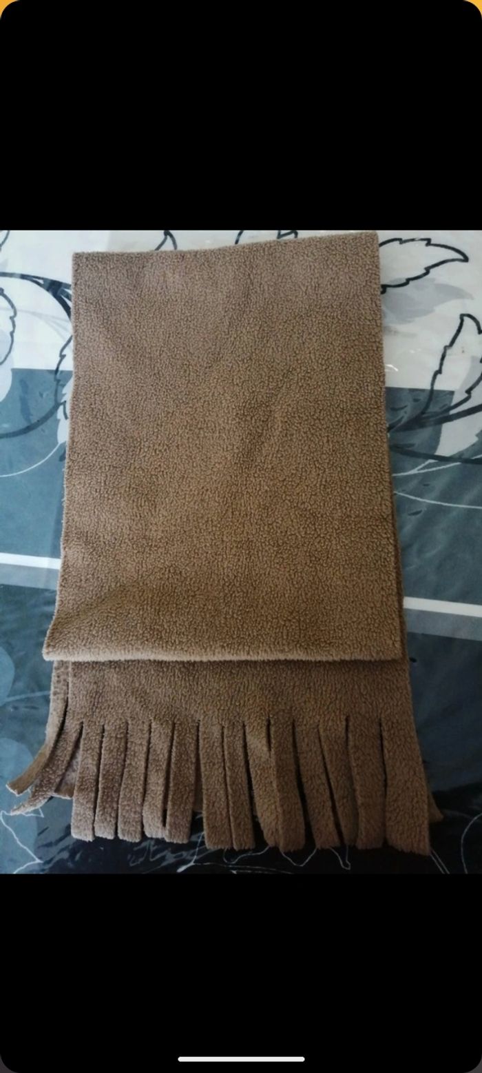 Écharpe vintage tout compte fait marron.