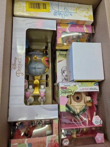 D216 - lot de 7 articles disney. poupées et figurines valeur environ 197€