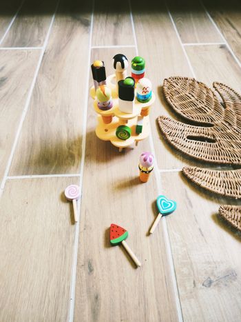 🍭Dinette présentoir avec différentes glaces et sucettes en bois marque Vertbaudet