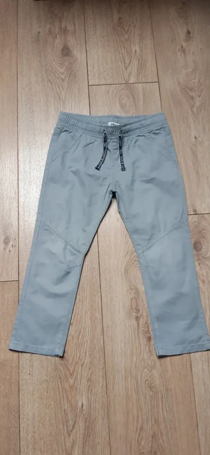 Pantalon gémo gris clair 4 ans en parfait état - photo numéro 2