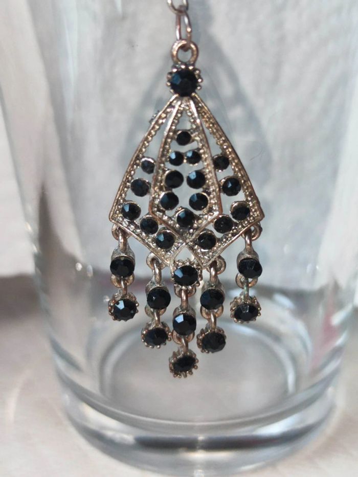 🌺 Pendentif fantaisie métal argenté vieilli et strass noirs