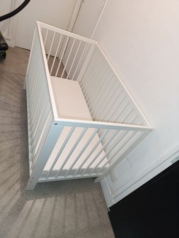 Lit à barreaux et matelas