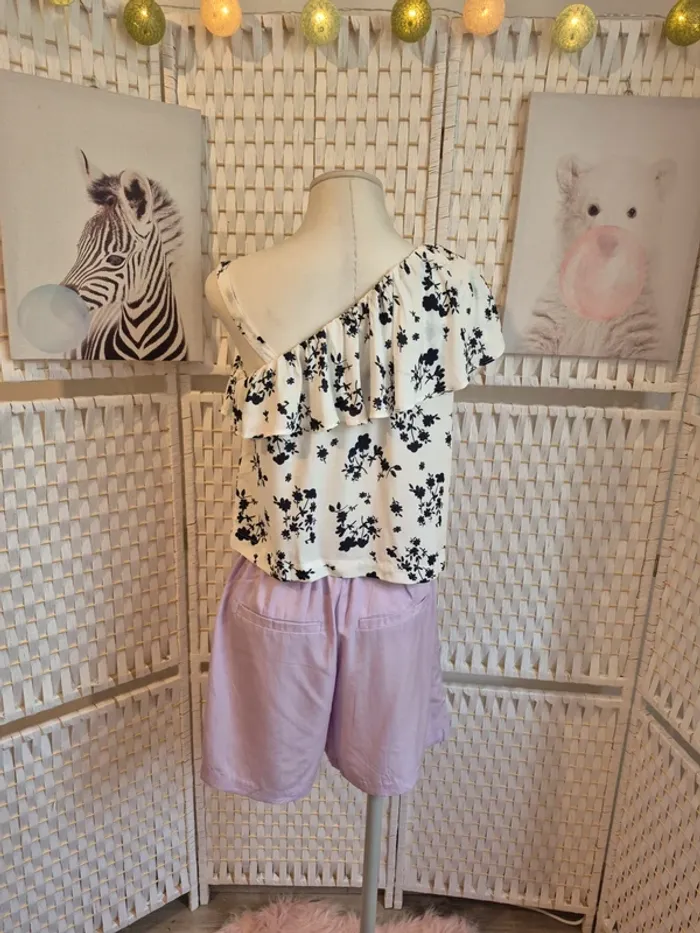💕Joli Top blanc à fleurs asymétrique avec volant sur une épaule - femme TS / 36 Benetton 💕 - photo numéro 2