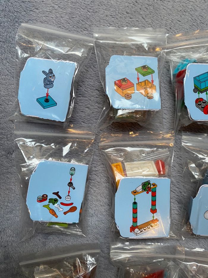 Lot de 15 surprises lego friends thème noël encore en sachet - photo numéro 2