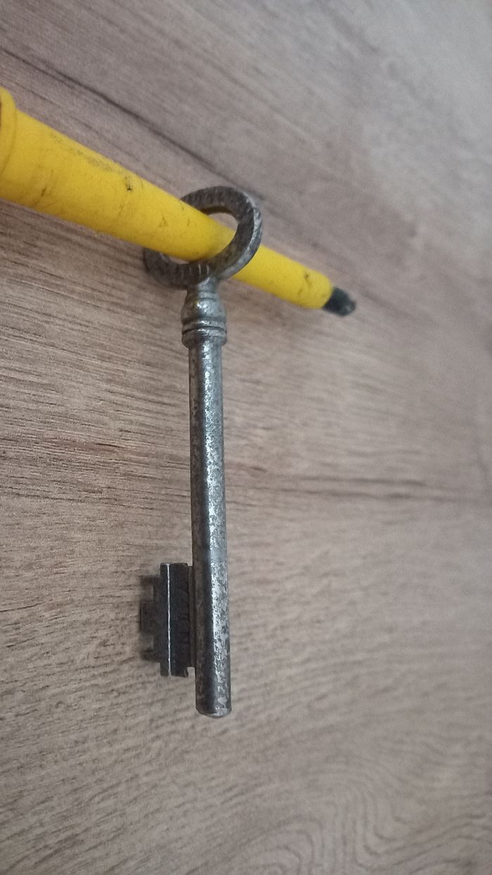 Clé ancienne en métal 9,1 cm " 427 ND / 741 N " - photo numéro 4