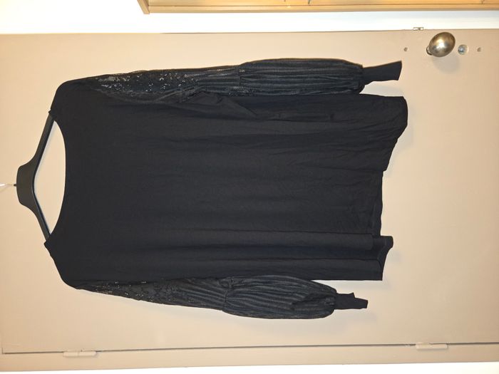Blouse noire manches longs et dentelles - photo numéro 2