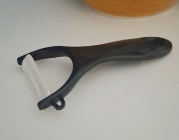 épluche légumes noir 
