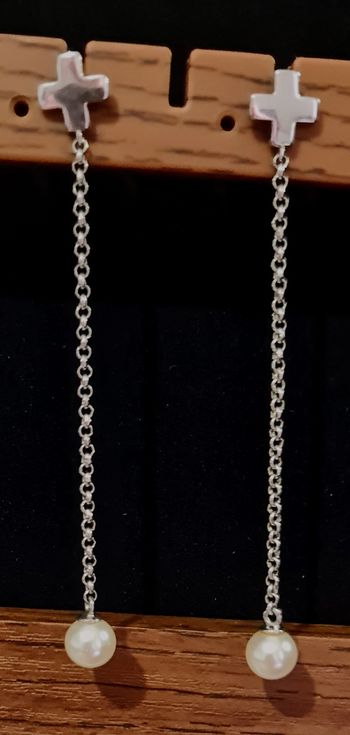 Boucles d’oreilles pendantes croix & perles – Style élégant