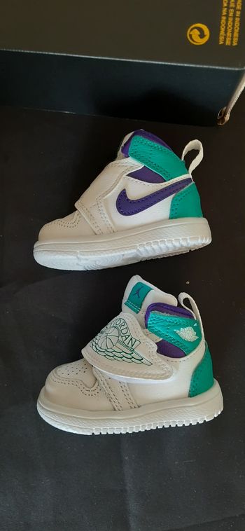 Basket Sky Jordan taille 17.