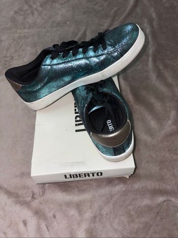 Baskets à paillettes femme taille 41 en bon état.