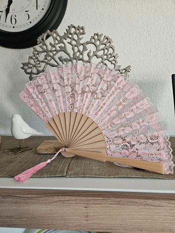 Éventail rose en dentelle