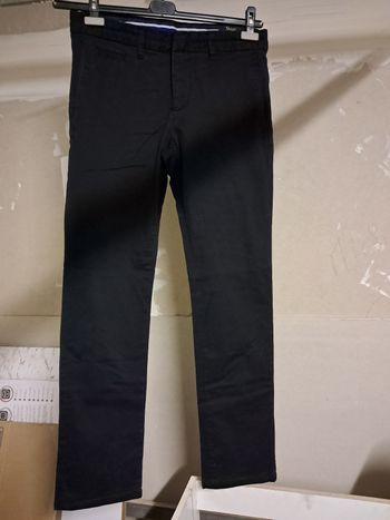 Pantalon noir pour homme.