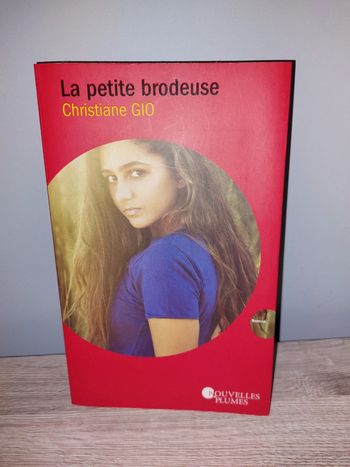 Livre la petite brodeuse