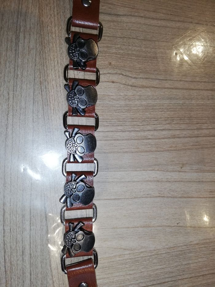 Bracelet simili cuir marron têtes de mort