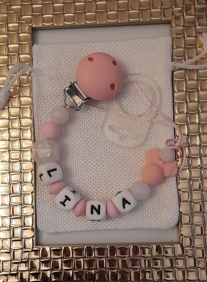 Attache tétine personnalisé avec adaptateur et pochette cadeau