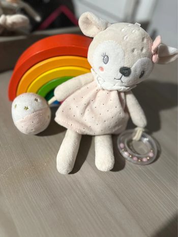 Doudou peluche Biche Rose Hochet Mots D’Enfants 25 Cm