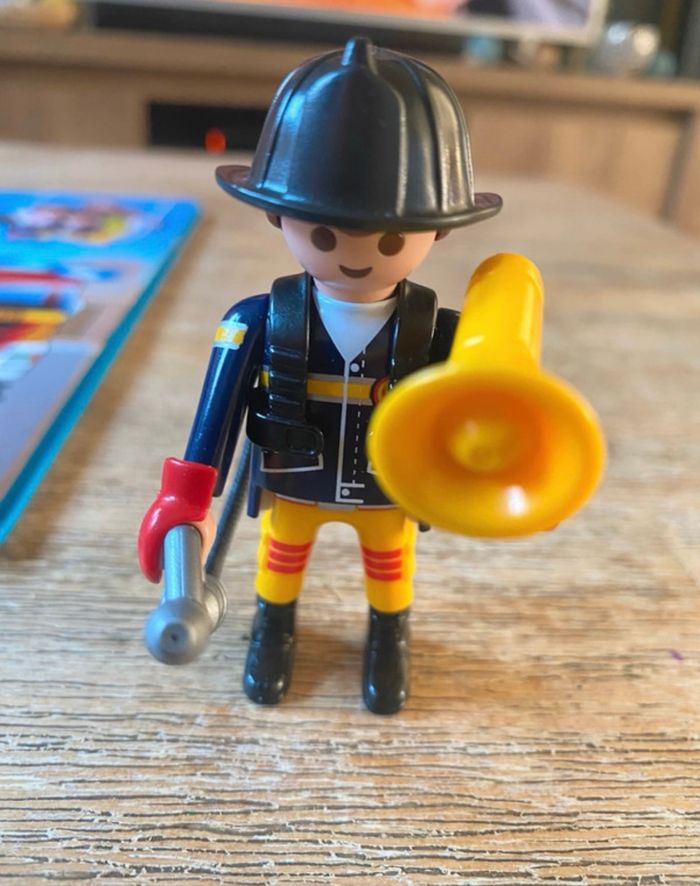 Livre et playmobil pompier - photo numéro 2