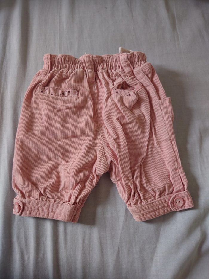 Pantalon velours 1 mois Kiabi - dressing trié par tailles - photo numéro 3