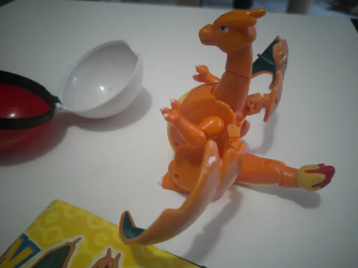 Figurine dracaufeu avec pokeball 11x16cm - photo numéro 2