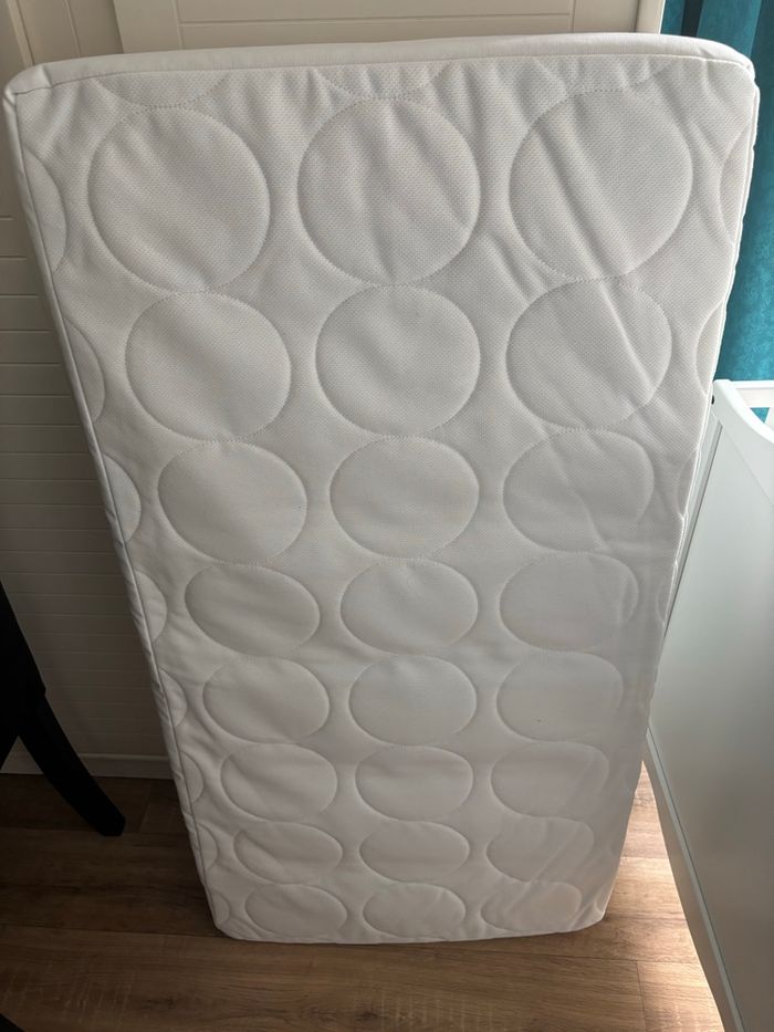 Lit bébé + matelas - photo numéro 3