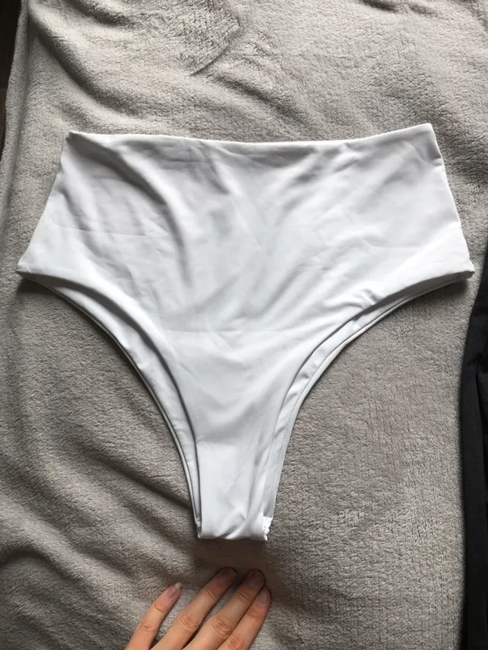Culotte haute et échancrée sur les fesses