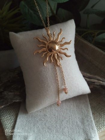 Collier pendentif soleil et pierres naturelles du soleil