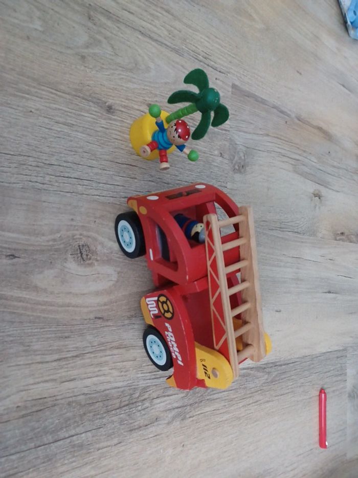 Camion de pompier en bois