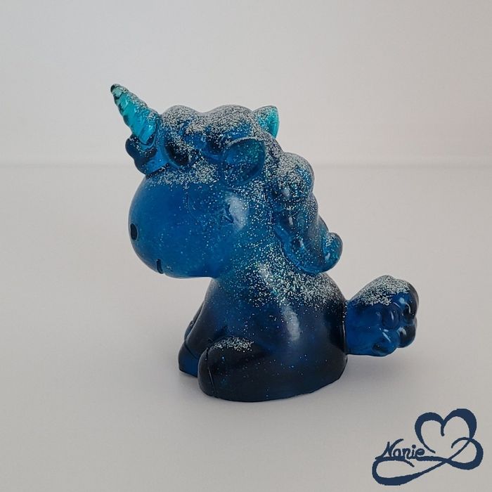 Petite licorne en résine bleue pailletée !! 🦄