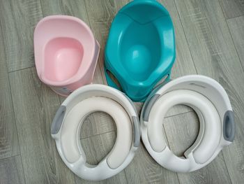 Pot bleu et rose  et réducteur de toilette blanc