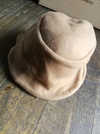 Bob beige et crème en tissu polaire